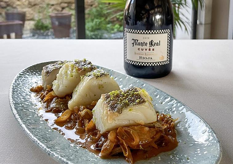 Plato de bacalao encebollado picante