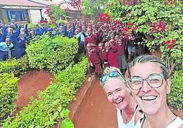 Cristina y Elena en Kionwany, Kenia, donde acudieron para realizar un voluntariado a través de la ONG María Salus Infirmorum.