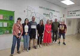 Los miembros del equipo del reto 'Abrazando La Rioja contra el cáncer' posan con la presidenta de la AECC en La Rioja, Elena Eguizábal.