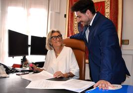 Mónica Arceiz y Mario Nafría, conversan en el despacho de la regidora, tras la rueda de prensa de esta mañana.