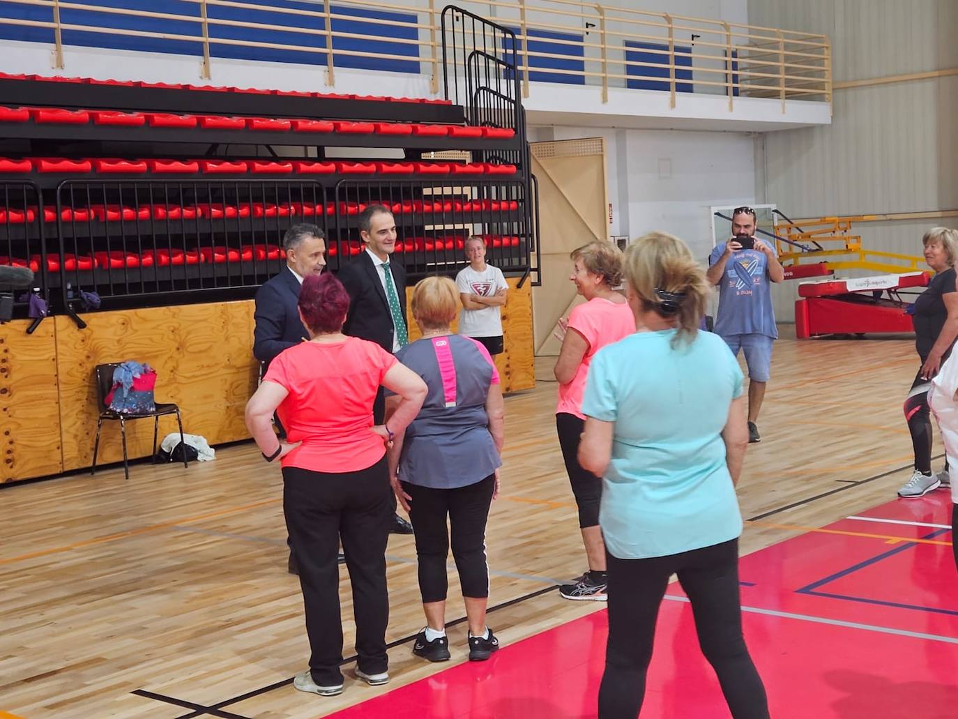 El alcalde y el presidente de Logroño Deporte, con los alumnos de la primera clase del curso de gimnasia para mayores, en Lobete.