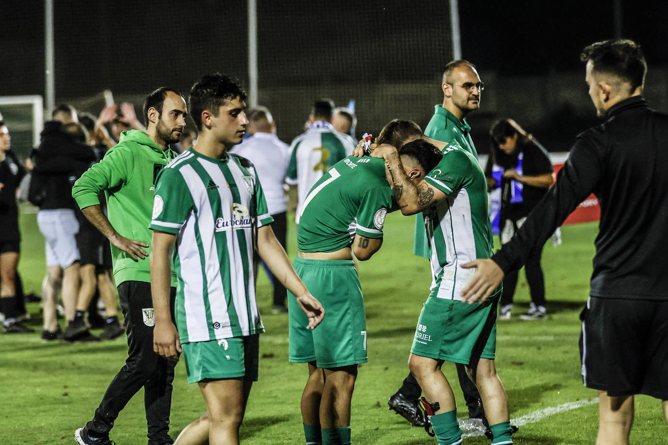 Los jugadores del Pradejón lloran tras la derrota.