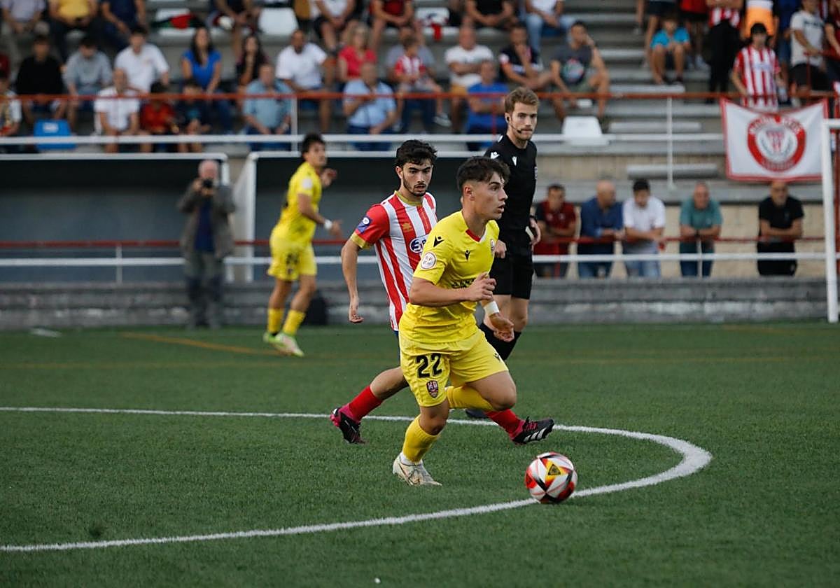 Adriá Capdevila avanza con el balón en el partido del pasado miércoles.