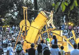 Representación de 'Maña', el espectáculo de circo que abrió ayer en el parque Gallarza el Festival de Teatro de Logroño.