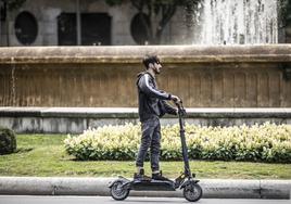 Un chico circula en patinete, en Logroño.