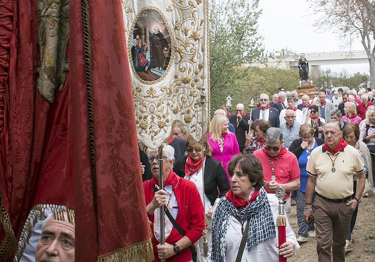 Procesión con la imagen del Santo por las campas que rodean a la ermita.