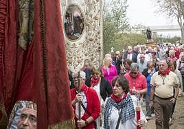 Procesión con la imagen del Santo por las campas que rodean a la ermita.