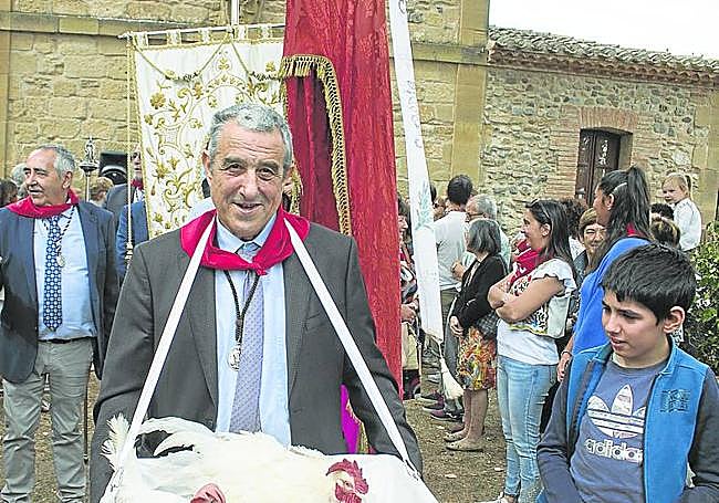 El gallo y la gallina, con su cuidador, Francisco Javier Valer.