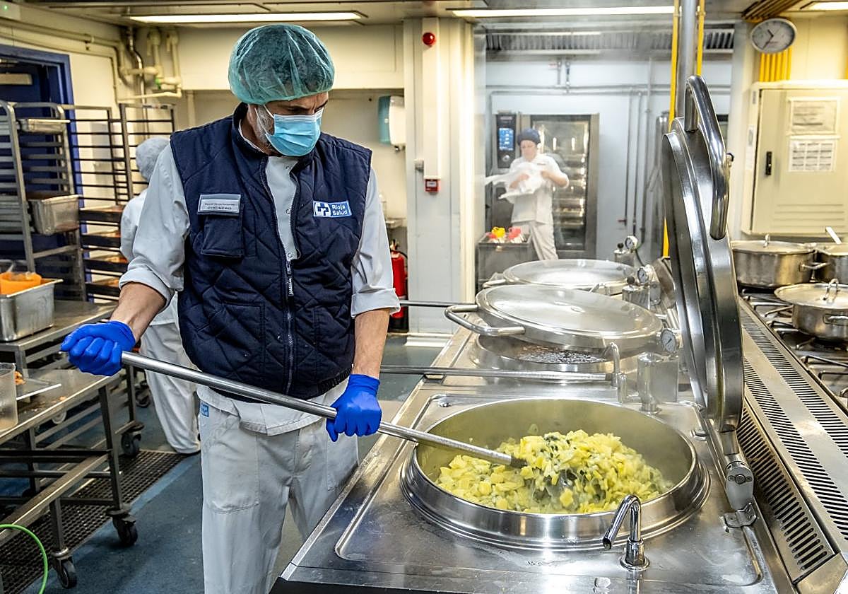 La zona de cocción a pleno rendimiento; en ella están elaborando la ensalada de garbanzos que servirán tres días después.