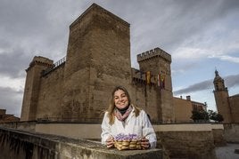 Leticia Zorzano, frente al castillo de Aguas Mansas de Agoncillo.