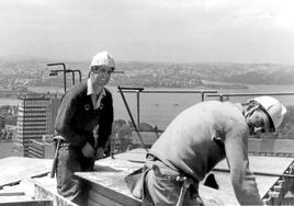 Jacinto, a la izquierda, en labores de armado y forjado de la estructura del Opera House, con la bahía de Sídney al fondo.