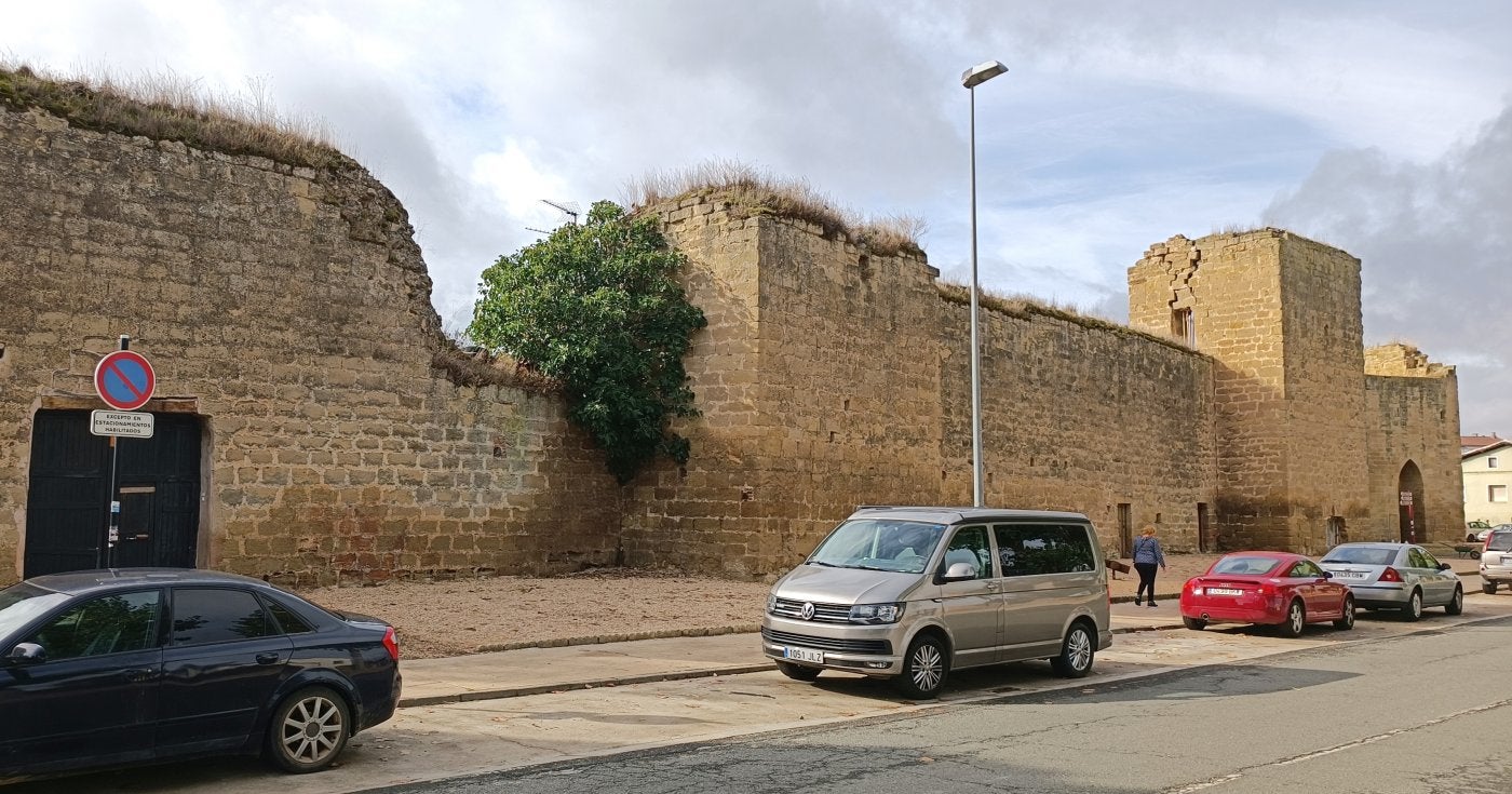 El lienzo amurallado más largo de La Rioja está en la avenida de Burgos. Algunos de sus muros presentan un deterioro que amenaza derrumbe.