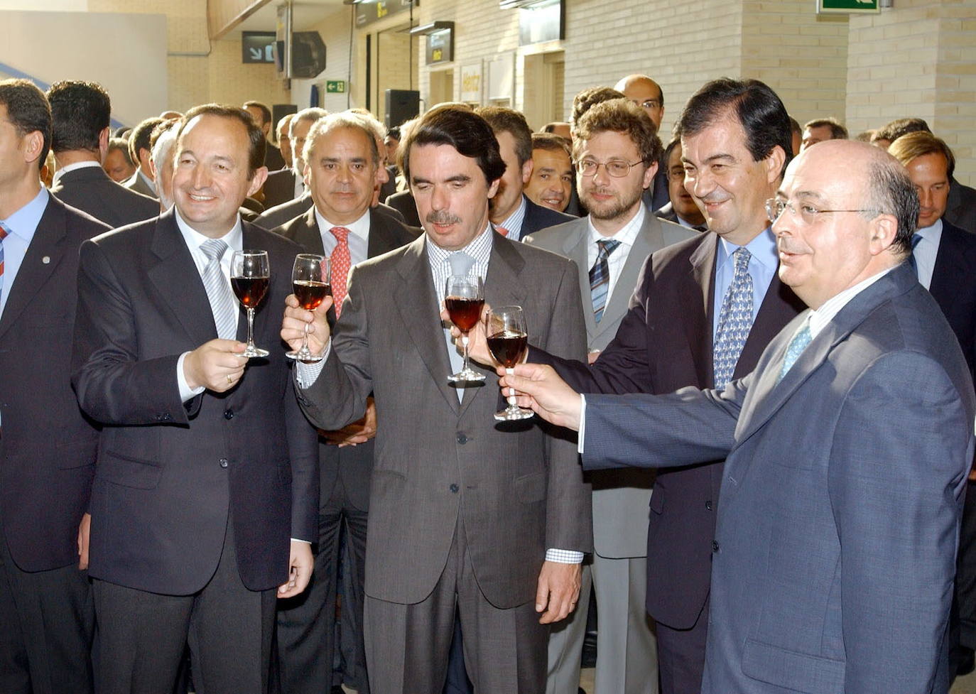 Aznar, rodeado por Sanz, Revuelta y Cascos, en mayor de 2003.