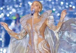 Beyoncé luciendo el vestido 'Heliosfera'.