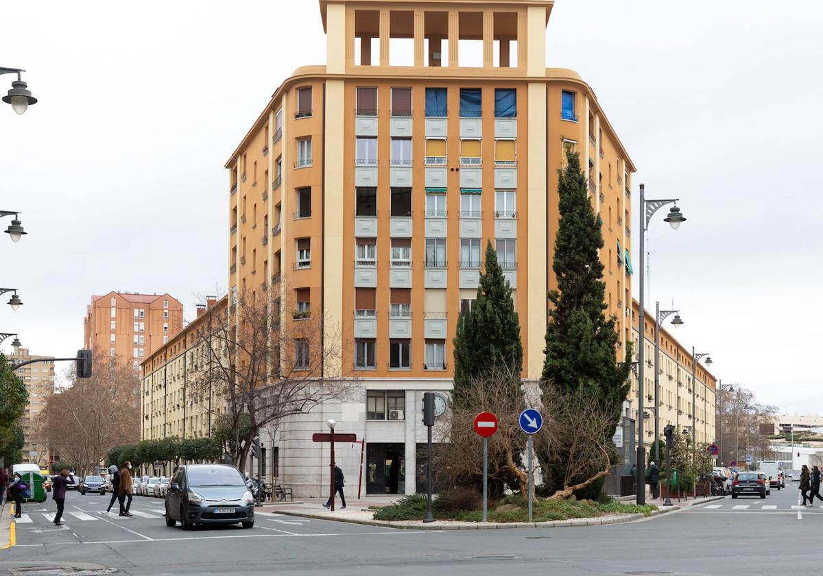 Fachada principal del edificio de la vieja estación, sin servicio desde que abrió la nueva.