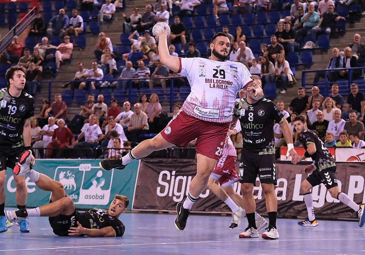 Javi García lanza ante el Torrelavega, en un encuentro disputado el fin de semana pasado.