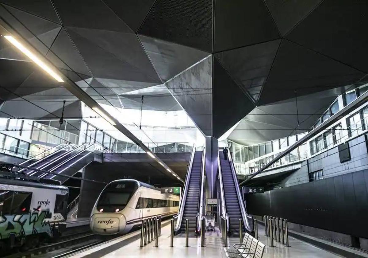 Un Alvia, en la estación de trenes de Logroño.