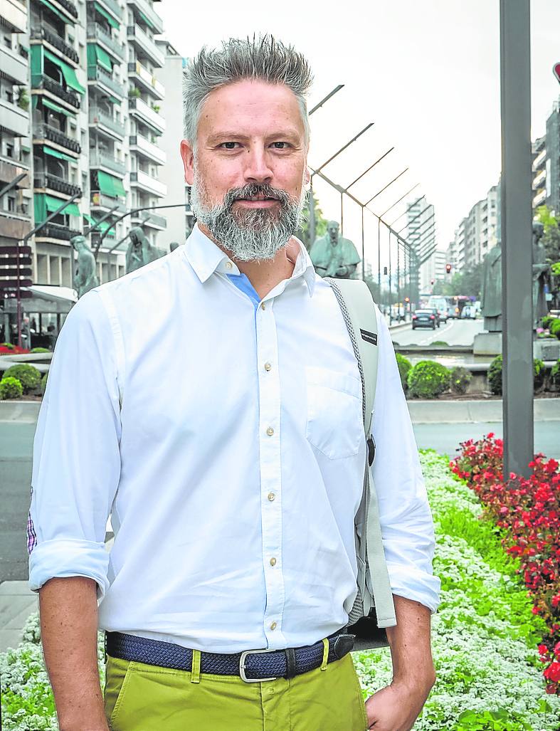 Carlos García Bacho, junto a la Gran Vía logroñesa.