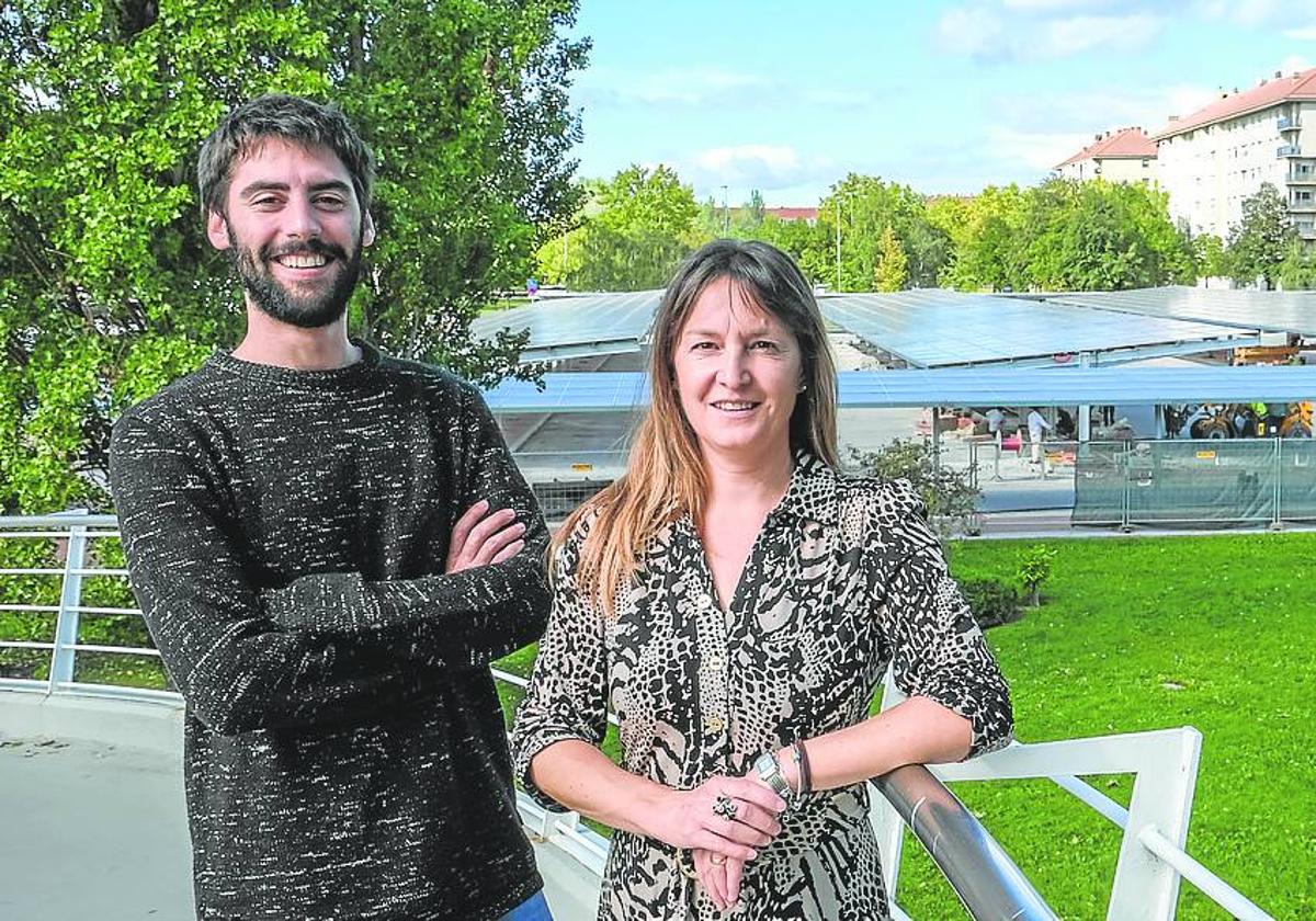 Gadeau y López, de E.Power, en Plaza de la Vendimia, donde se ultima la instalación de placas solares.