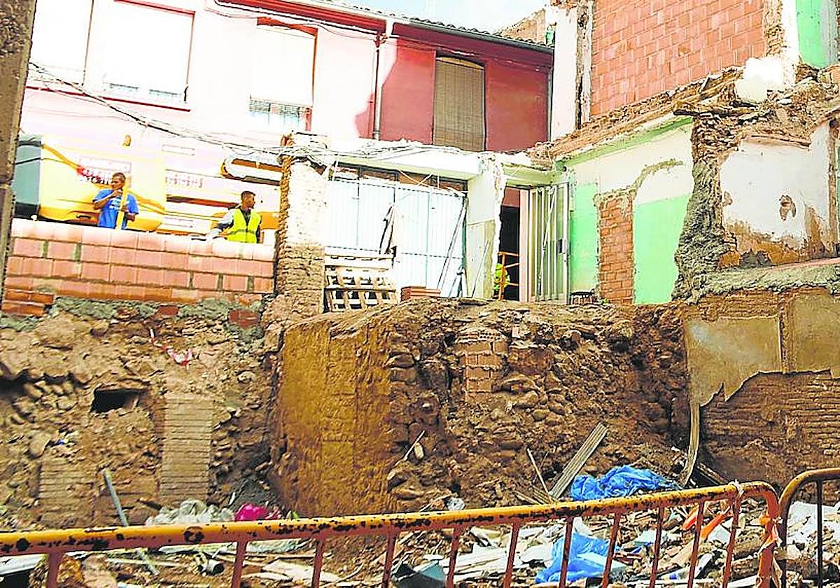 Solar de los números 16 y 18 de la calle San Andrés que han sido derribados.
