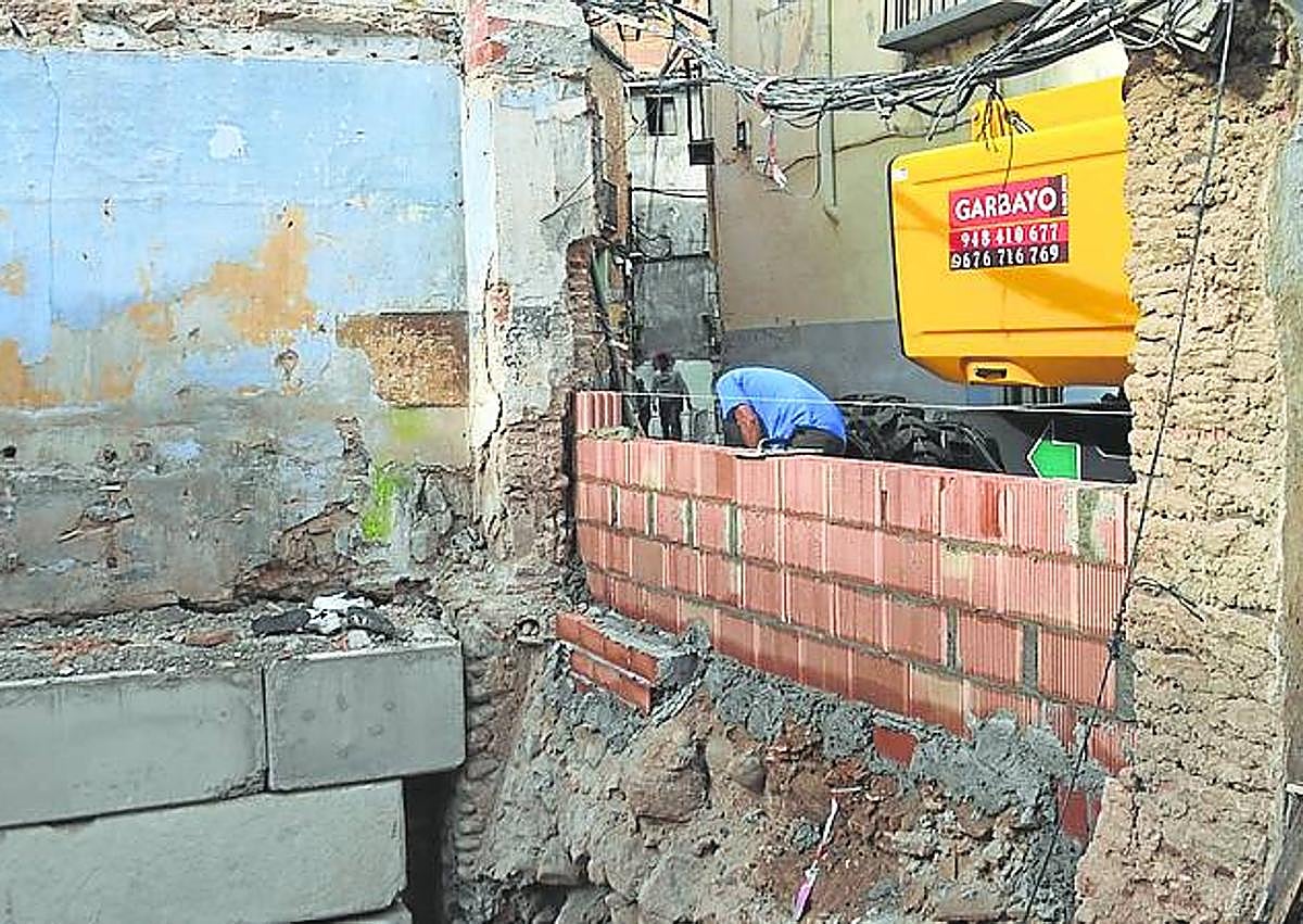 Imagen secundaria 1 - Trabajos de cerramiento y deformación de las paredes del número 13 de San Andrés. 
