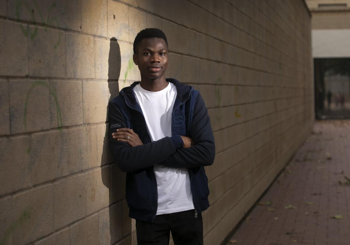 Muhammed Lamin Deammeh, fotografiado frente al centro deportivo de Lobete, en Logroño.