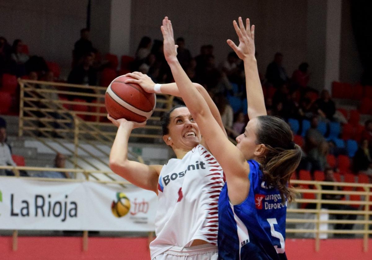 Elena Salcedo, la jugadora más destacada del partido, intenta lanzar ante una rival.