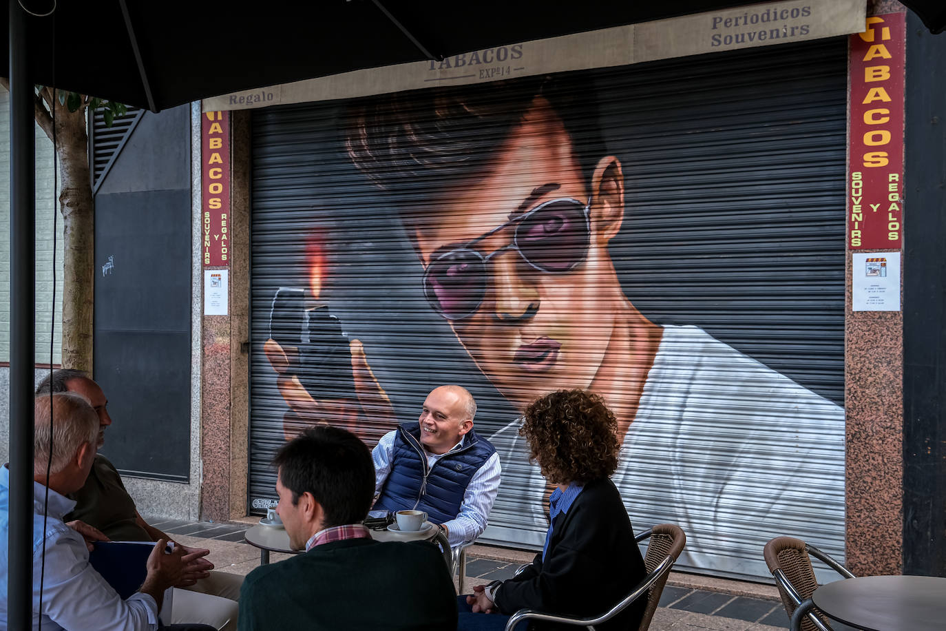 Grafiti temático en la persiana del estanco de la plaza Diversidad (fuente de Murrieta) obra de @HypeColors.