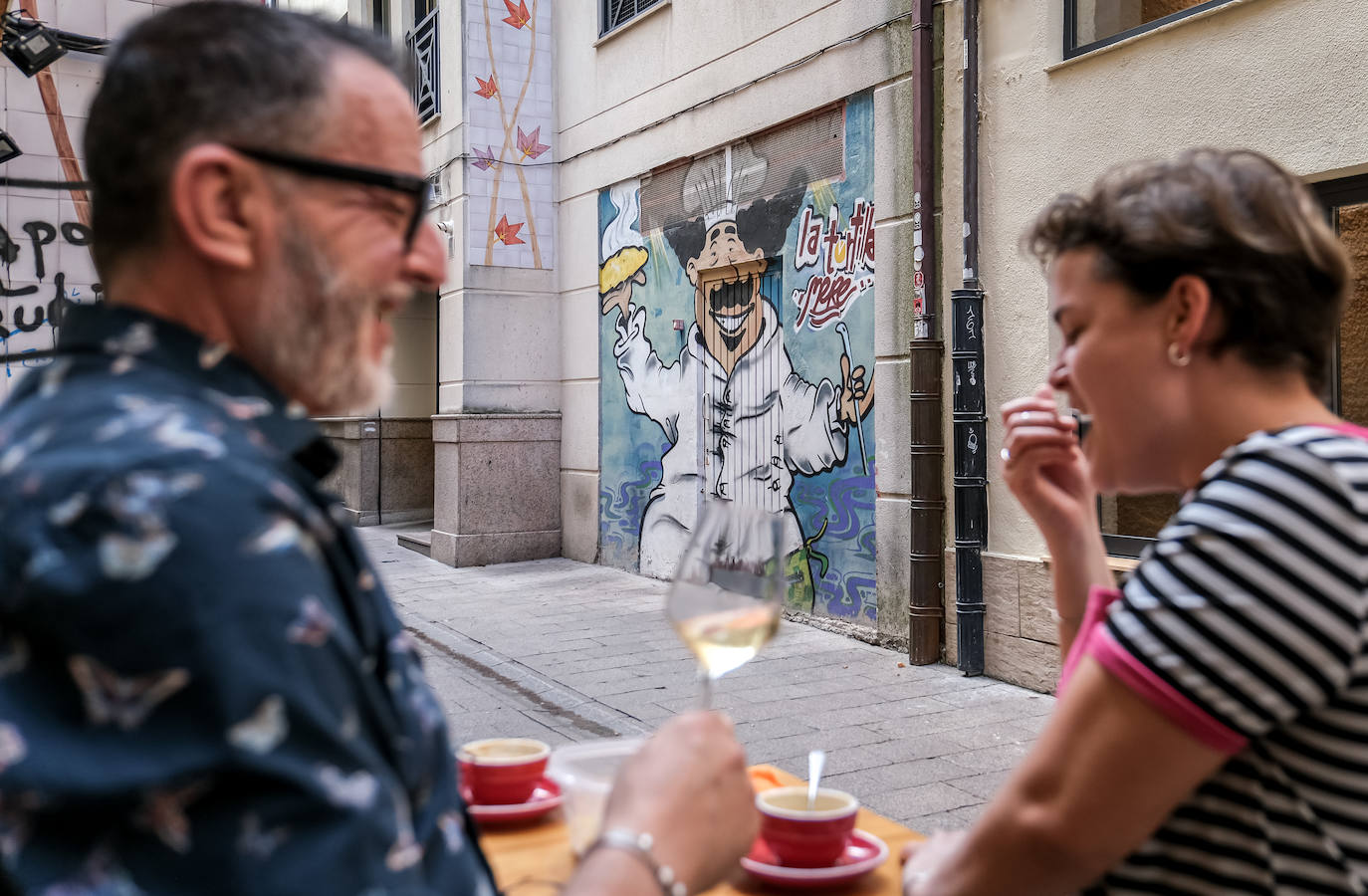 Uno de los clásicos de la zona de vinos y pinchos por antonomasia que pervive... en pintura (concretamente en la travesía de San Juan).