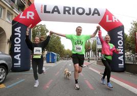 Las familias participaron hasta con las mascotas en la carrera 'En Forma por la Igualdad' de Logroño.