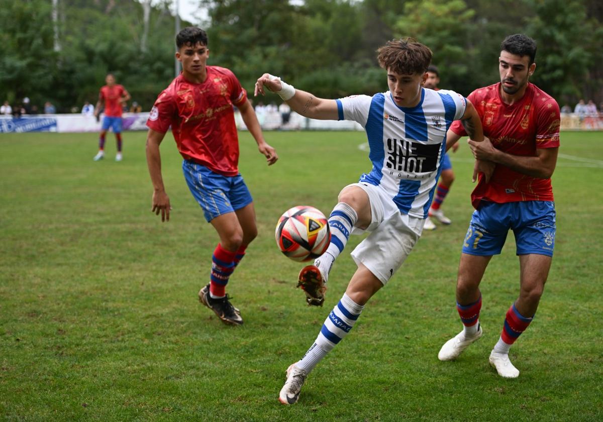 Aday controla el balón en el derbi riojano ante el Calahorra.