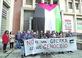 Participantes de la concentración en la sede de CC OO.