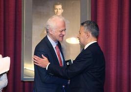 Hermoso de Mendoza y Escobar en el primer pleno del mandato tras la constitución del Ayuntamiento de Logroño.