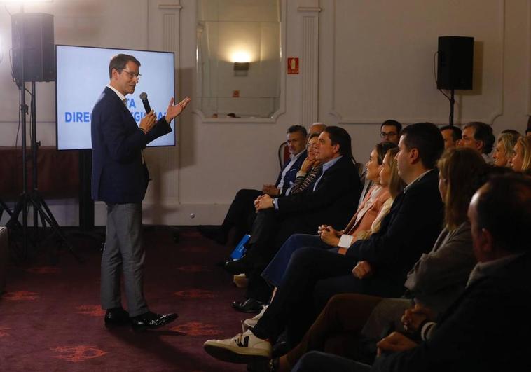 Capellán se dirige a sus compañeros de filas durante la Junta Directiva celebrada este lunes en las instalaciones del Círculo Logroñés.