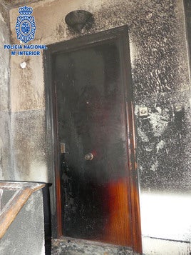 La puerta quedó calcinada por el fuego provocado.