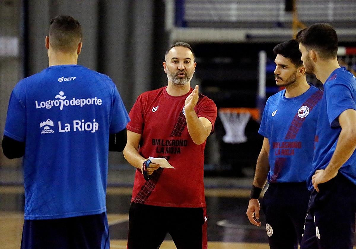 Miguel Ángel Velasco da instrucciones a sus jugadores durante un entrenamiento en el Palacio de los Deportes logroñés.