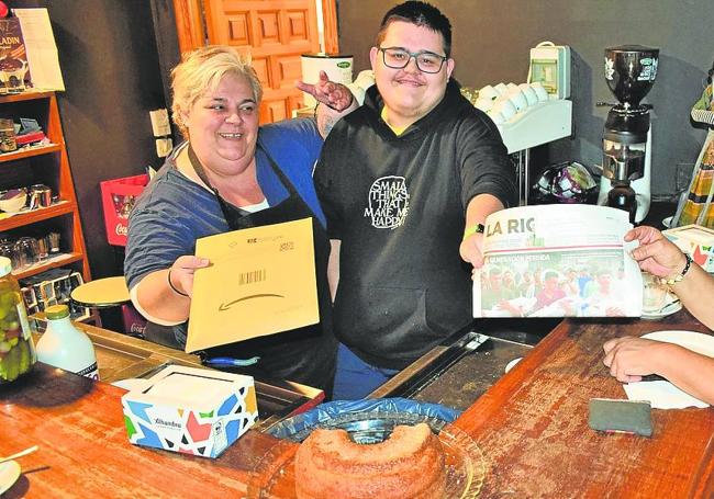 Ana García y su hijo Adrián, responsables del bar de San Román, junto a la vecina de Vadillos, Pilar Cristóbal.