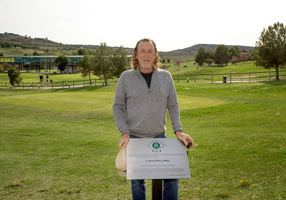 Miguel Ángel Jiménez, junto a la placa que recuerda su récord en el Campo de Logroño.