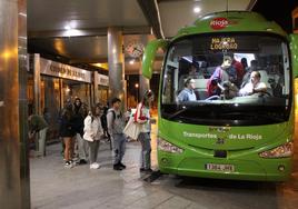 Estudiantes de Nájera se suben al autobús de madrugada para llegar a tiempo a sus clases en Logroño.