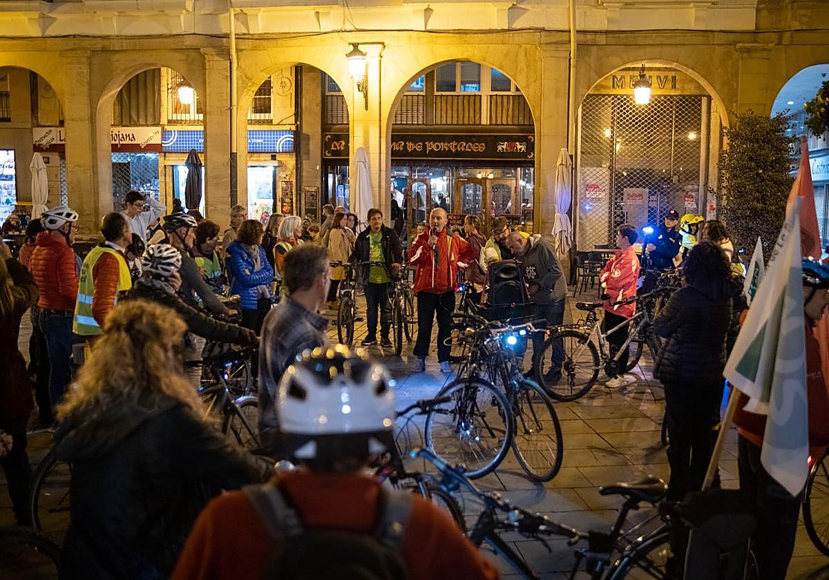 Protesta en bicicleta para restituir el carril bici