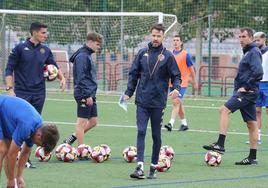 Andrés García dirige un entrenamiento de la SD Logroñés en Pradoviejo.