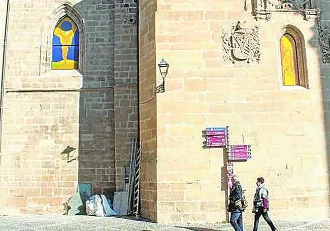 Dos de las vidrieras recientemente instaladas en la catedral vistas desde fuera.
