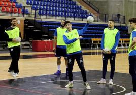 Edu Ortiz lanza a portería durante un entrenamiento del Ciudad de Logroño en el Palacio.