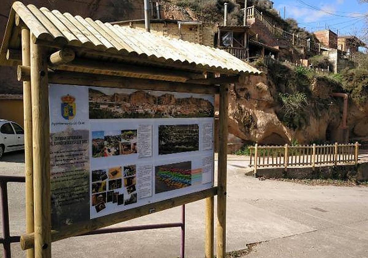 Panel a la entrada del Barrio Bodegas de Quel.