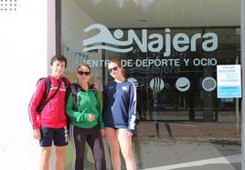 Miguel, Rosa y Elisa acudieron ayer a Aquanájera para disfrutar, una última vez, de las pistas de pádel del complejo deportivo.