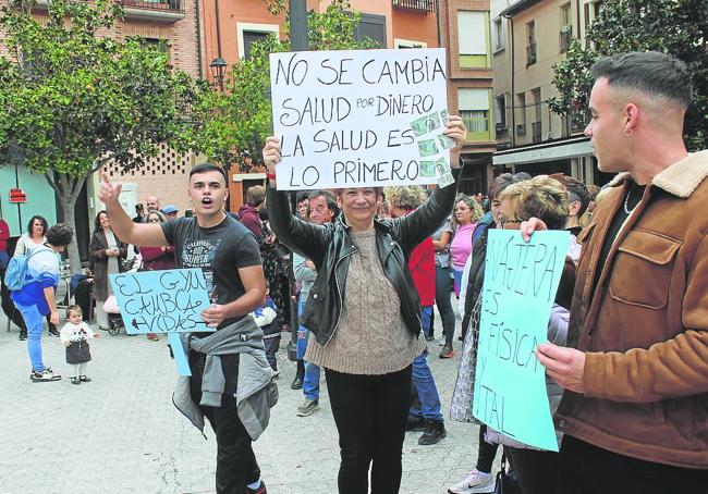 Los asistentes portaron pancartas con mensajes que reivindicaban la importancia del centro deportivo.