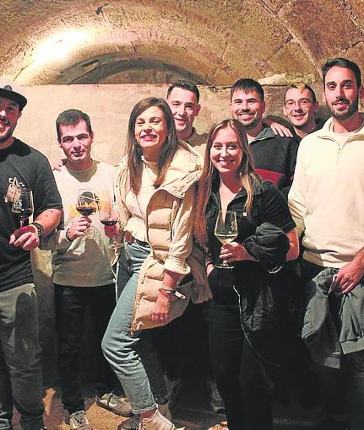 Imagen secundaria 2 - Dos cuadrillas disfrutando del vino en los calados de Cenicero. 