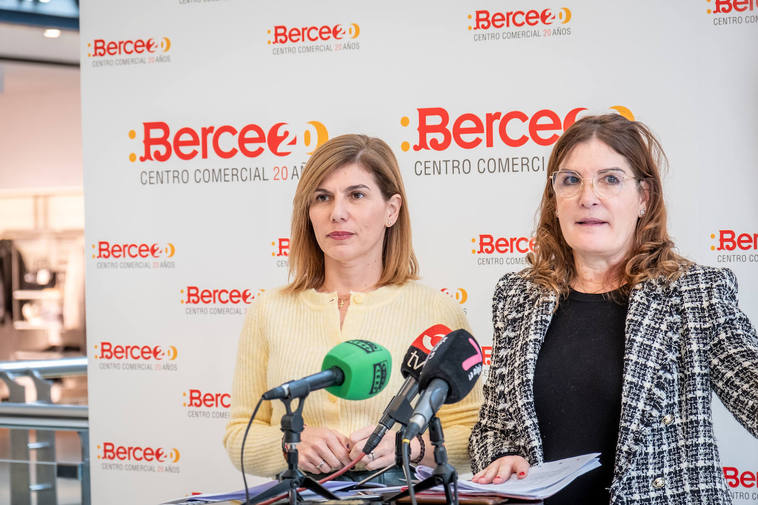 Rosario Salas y Beatriz Martínez, durante la presentación de los actos del veinte aniversario del centro comercial Berceo.