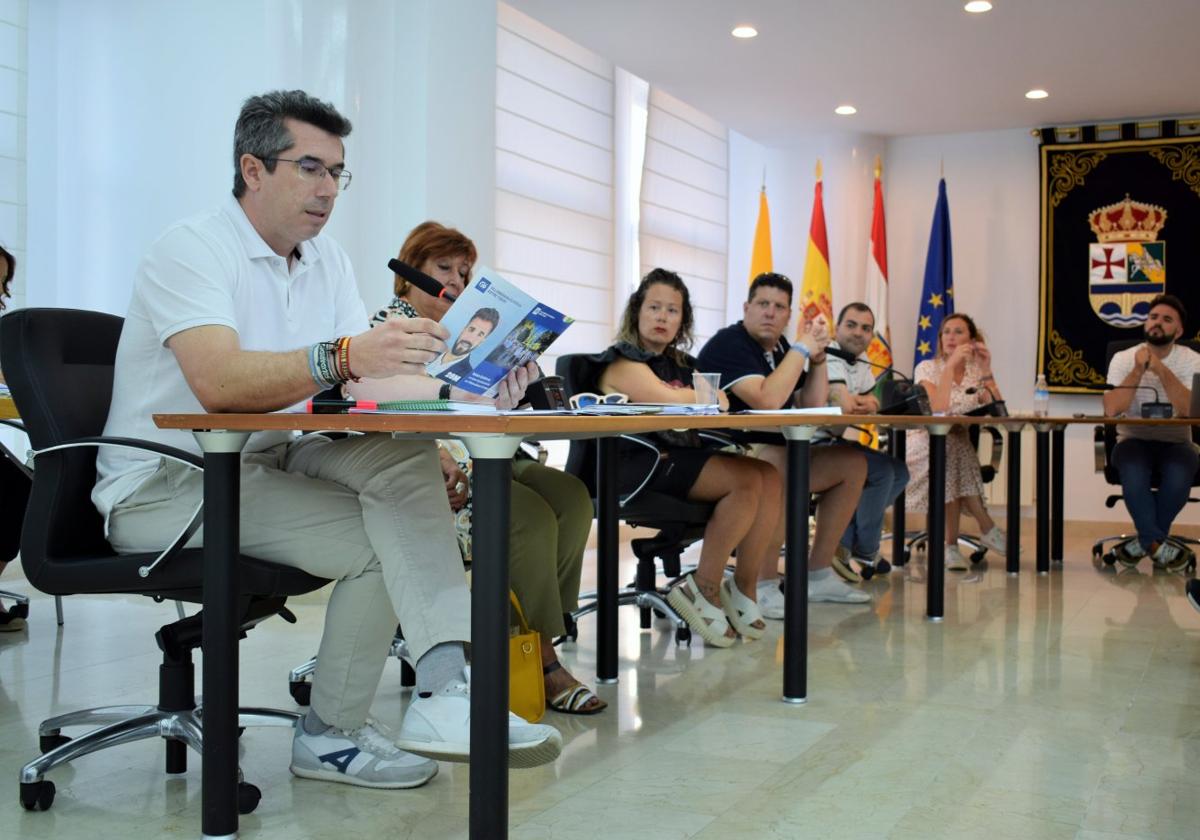 El equipo de Gobierno durante un pleno con el edil de Vox exigiendo cumplir su programa electoral.