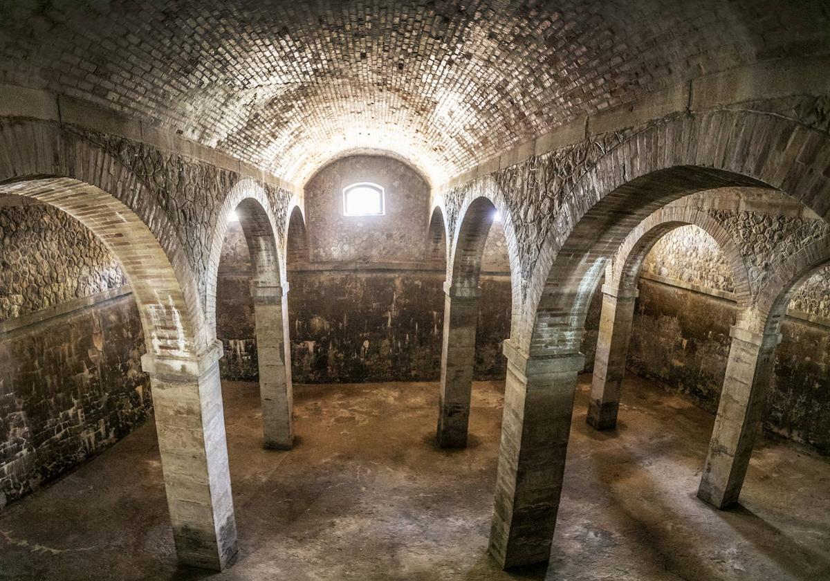 Interior de los depósitos de agua de Amós Salvador en el parque de los Enamorados.